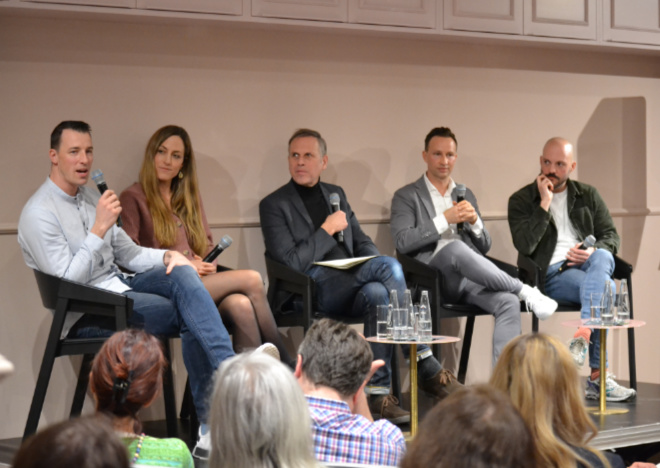 Gesprächsrunde ums Thema Schlaf (v.l.n.r.): Ex-Profi-Handballer und ARD Sportschau Experte Dominik Klein - Buchautorin Gela Allmann - Moderator Achim Bogdhan - Physiotherapeut Jan Frieling und Bäckermeister Julius Brantner, welche lange vor dem Hahn aufsteht.