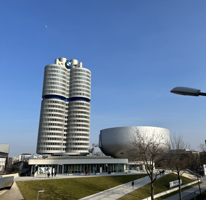 Das ikonische Firmengebäude von BMW mit dem BMW Museum rechts direkt am Mittleren Ring. Mittlerweile bekommt man jeden BMW mit Wunschkennzeichen München Stadt