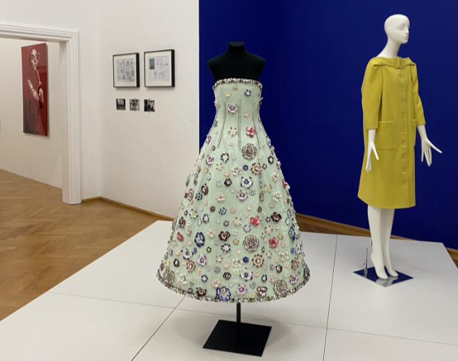 Der letzte 'Haute Couture'-Entwurf von Lagerfeld vor seinem Tod. Rechts im Bild: Mit dem Mantel gewann Karl Lagerfeld einst den Woolmark Prize und legte damit den Grundstein für seine Karriere als Designer. 