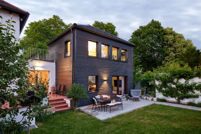 eine junge Familie hat im Garten der Eltern mitten in München ihr persönliches Traumhaus gebaut