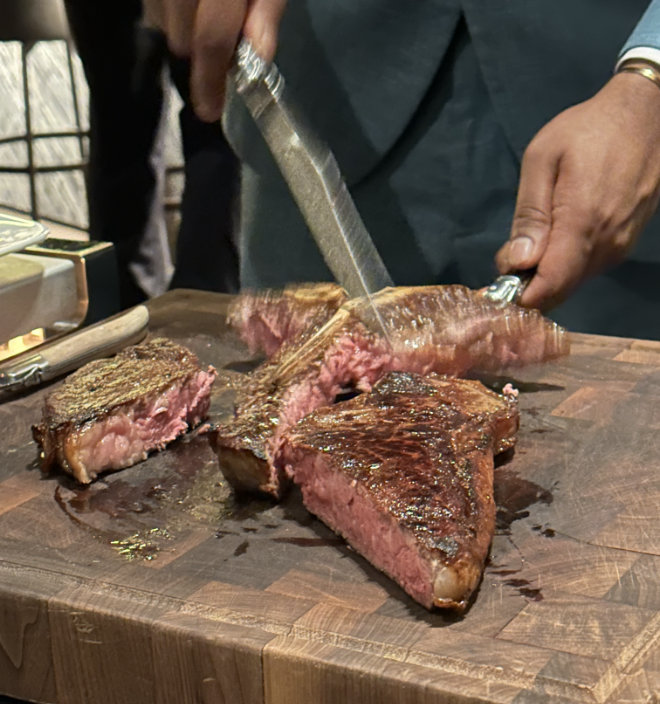 USDA Prime Steak. Es durchläuft in den eigenen Reifeschränken einen tagelangen Reifeprozess. Gebraten wird es bei 650 Grad nur auf einem Montague-Grill.
