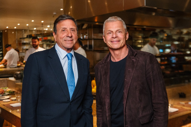 Sir Rocco Forte besiegelte mit ZUMA-Gründer Rainer Becker das Zuma Restaurant in München. Fotocredit: Lightfootagency