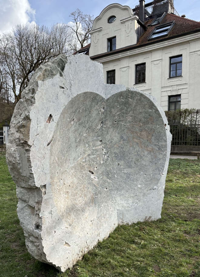 Der Stein gehört zu dem Kunstwerk 'Copper Lick' und gehört zum Stadtprojekt 'Kunst im öffentlichen Raum'. Nur bis 18. Juni 2024 wird er an der Isar in den Innerstädtischen Isarauen stehen. Fotocredit: EM