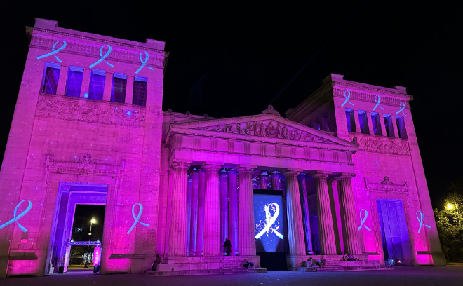 Die Propyläen ließ im Oktober 2023 Estee Lauder in Pink erstrahlen. Die ikonische Schleife war interaktiv und ein pink Laser reichte bis zum Karolinenplatz.