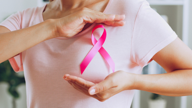 Die pinke Schleife steht für das Brustkrebs Bewusstsein. Diagnose Brustkrebs