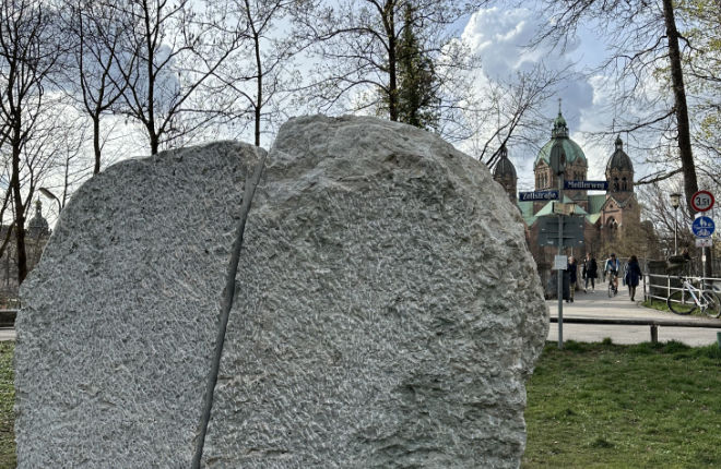 Kunst im öffentlichen Raum: Zu diesem temporären Kunstwerk gehören viele Komponenten. Einer davon ist dieser 400 Millionen Jahre alter Kalksteinfindling aus Litauen. Fotocredit: EM