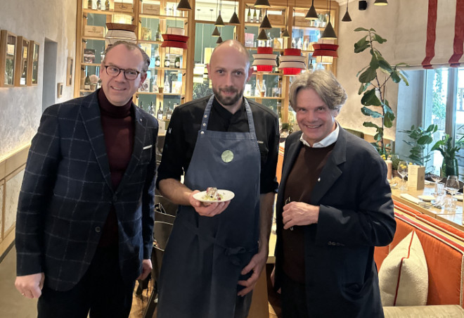 Stellten das neue 'Green Beetle'-Konzept vor (v.l.n.r.): Mario Stock (CEO Feinkost Käfer), Küchenchef Patric Geier und Michael Käfer.