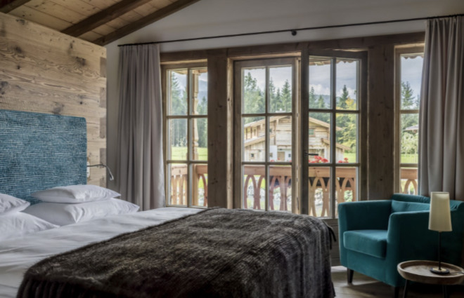 Blick aus einem Chalet-Schlafzimmer ins Chaletdorf von Gut Steinbach