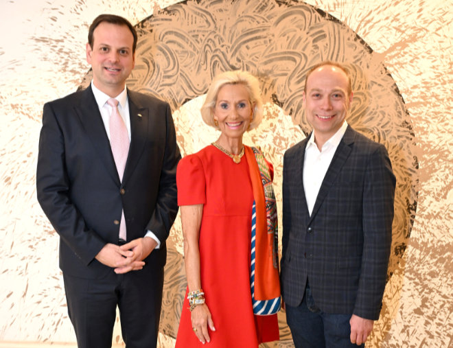 Marc Epper (neuer General Manager vom Hotel Mandarin Oriental Munich) mit Kristina Tröger (Präsidentin Club europäischer Unternehmerinnen) und Josef Brunner. Foto: ABR-Pictures / Wolfgang Breiteneicher