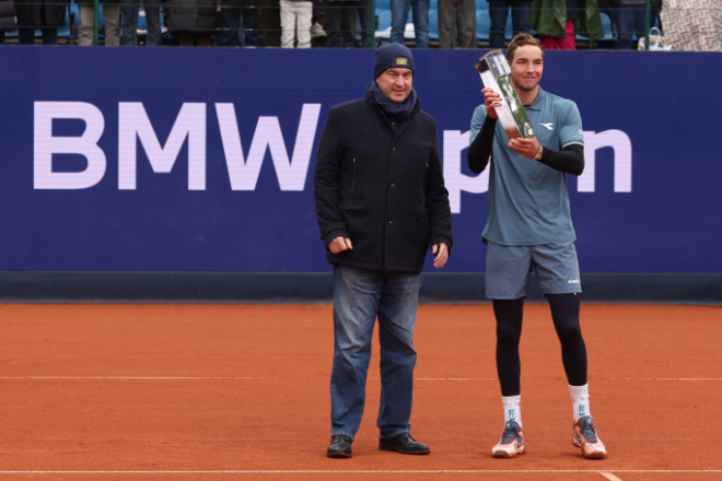 BMW Open MTTC IPHITOS: Markus Söder übergibt dem Sieger des diesjährigen BMW Open Tennis Turniers Jan-Lennard Struff den Pokal! Fotocredit: Alexander Hassenstein/Getty Images for BMW