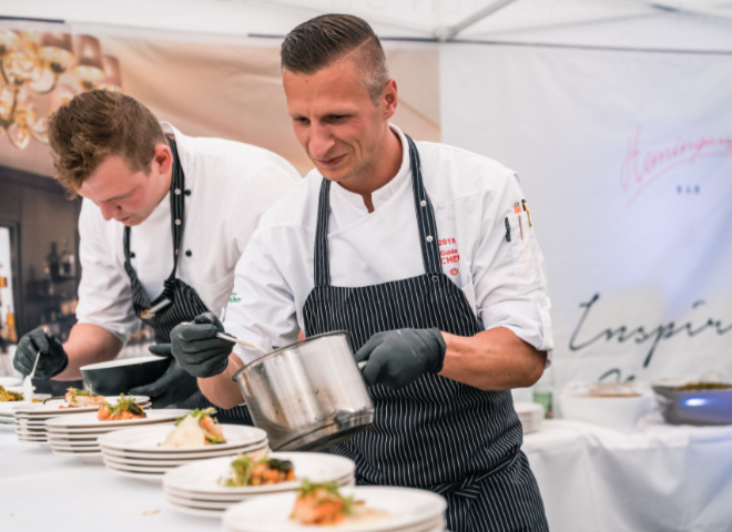 In der Küche ebenso kreativ wie als Chef – Maximilian Moser, Sternekoch und Kulinarischer Direktor im oberbayerischen Hotel Vier Jahreszeiten Starnberg, testet derzeit mit seinem Küchenteam die Vier-Tage-Woche als dauerhaftes Arbeitszeitmodell. Bildnachweis: Hotel Vier Jahreszeiten Starnberg