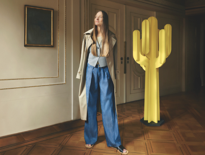 Art meets Fashion - Auf dem Bild trägt Marie übrigens eine der Kooperations-Jeans und steht neben einem der besagten Schall-Designobjekte, neben „Karlchen Kaktus“ 