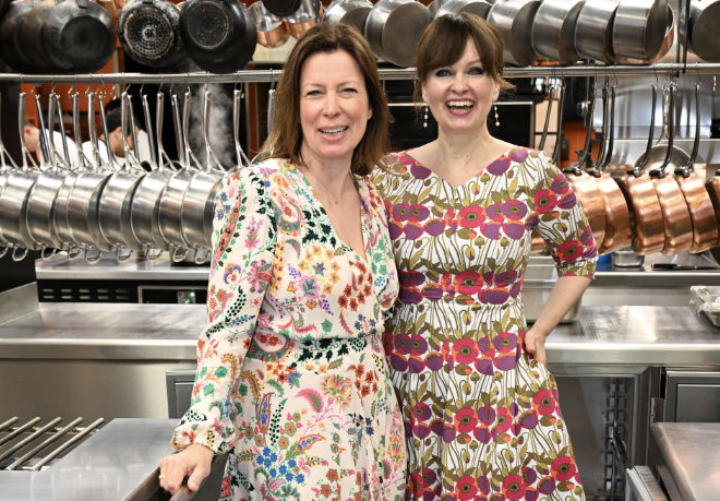 Fotoshooting in der Tantris-Küche: Sabine Eichbauer mit Dr. Sonja Lechner. Fotocredit: Frank Rollitz