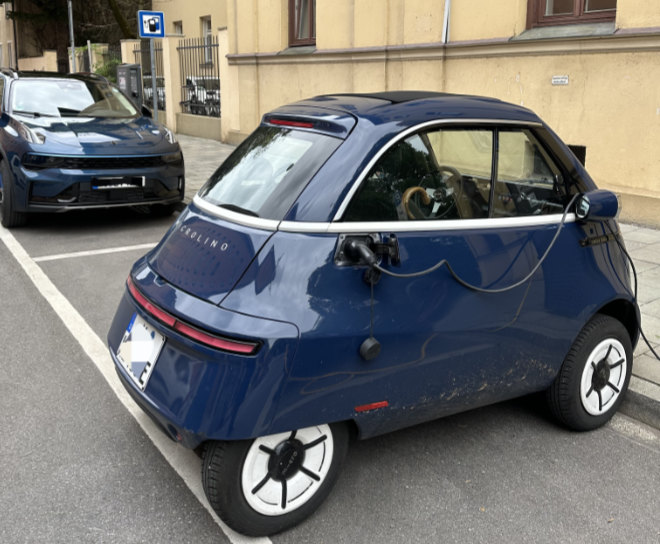 Mit einem Microlino würden zwar zwei Auto hinpassen, aber die Ladesäulen haben nur zwei Anschlüsse.