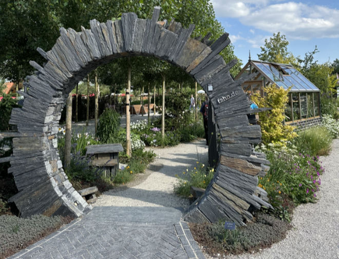 Ein etwas anderes Gartentor zum Gewächshaus für den eigenen Garten