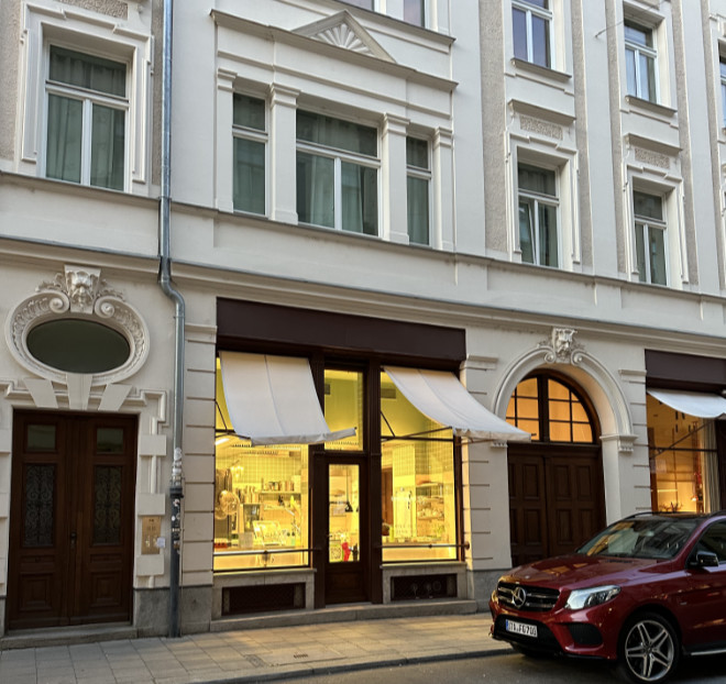Viele historische Gebäude benötigen behutsame Sanierungen, um den Denkmalschutz zu wahren und gleichzeitig die Energieeffizienz zu verbessern. nachhaltig sanieren münchen
