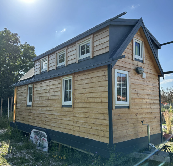 Auf dem Gelände des gerade stattfindenden Landesgartenschau in München kann man auch ein Tinyhouse besichitgen, welches von Haus aus nachhaltig gebaut ist.