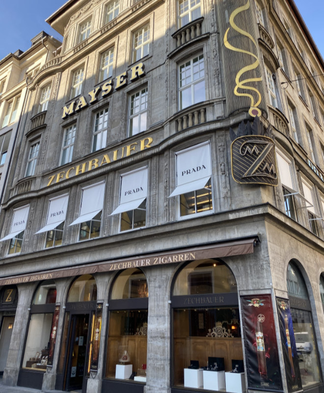 Hinter den historischen Mauern findet man einen begehbaren Humidor. In den gemütlichen Sitzecken erhält man Beratung wie beim Juwelier.