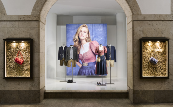 Lodenfrey kombiniert traditionelle Eleganz mit modernem Design und bietet stets einen saisonalen Einblick in die Welt der Trachten- und Luxusmode. Besonders zur Wiesn-Zeit spielt das Schaufenster eine große Rolle, da es nicht nur Mode, sondern auch die festliche Kultur Bayerns präsentiert.