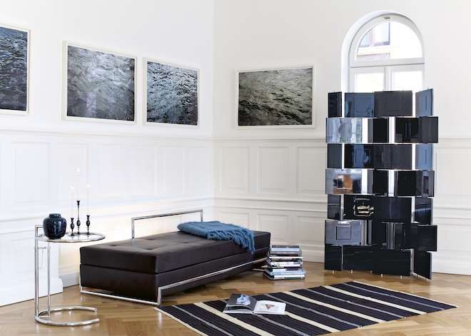 Drei Designikonen von Eileen Gray im Dialog:Adjustable Table E 1027, Day Bed und Brick Screen – zeitloses Bauhaus-Design, inszeniert von ClassiCon (Foto: HASSOS).