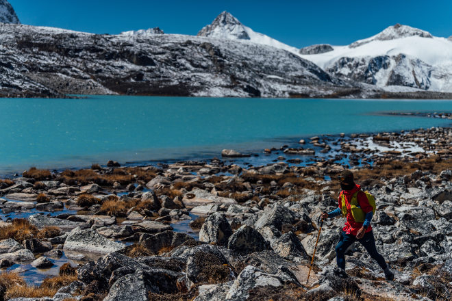 nzwischen ist Bhutan mit der Gefahr von 2.700 Gletscherseen konfrontiert, die es vor 20 Jahren noch nicht gab, weil die globale Erwärmung die Gletscher im Himalaya schmelzen lässt.