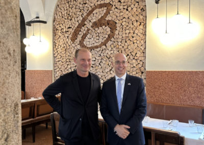 American Football und Feinschmecker: Brenner Operngrill zelebriert US-Küche