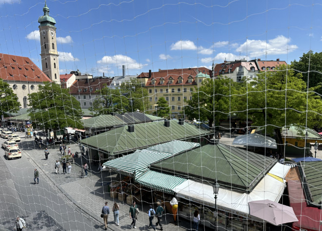 Der Viktualienmarkt in München besteht seit 1807. Ursprünglich war er eine Erweiterung des Schrannenmarktes (heutiger Marienplatz), der aufgrund von Platzmangel verlegt wurde. König Maximilian I. befahl den Umzug, und seitdem hat sich der Viktualienmarkt zu einem der bekanntesten und traditionsreichsten Märkte Münchens entwickelt.