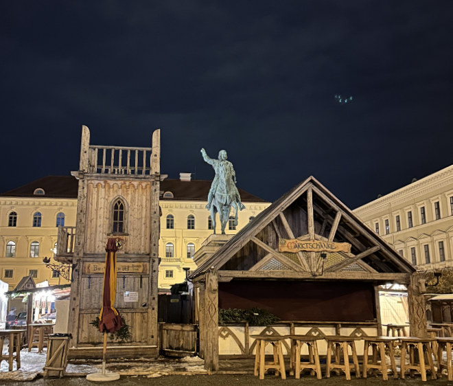 Der Mittelalterliche Weihnachtsmarkt auf dem Wittelsbacherplatz besteht seit 2005. Er verbindet authentisches mittelalterliches Marktgeschehen mit einer anschaulichen Darstellung der mittelalterlichen Stadtgeschichte Münchens.