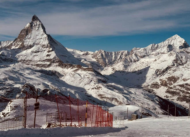 Schnell mal sein Bild von der Piste in den Familienchat stellen: In der Schweiz kann das richtig teuer werden!