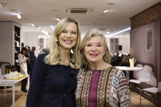 Moderatorin Nina Ruge mit Schauspielerin Jutta Speidel bei den Schlaf- und Gesundheitswochen in den Bettenrid Stores