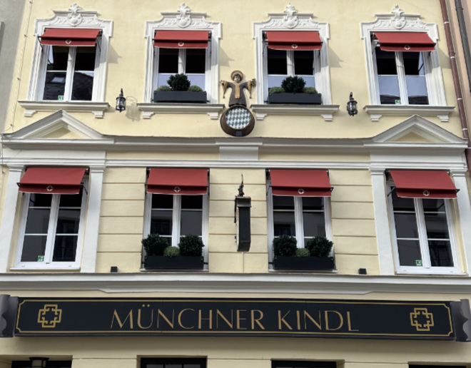 Sechs Zimmer und zehn Suiten verstecken sich hier hinter der Fassade des 'Münchner Kindl' - ein House of Hütter.