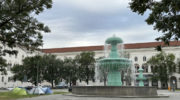 LMU-Leopoldstrasse-mit-historischen-Brunnen