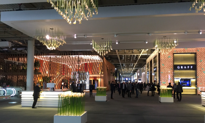 2013 wurden für die Messe Basel die Stararchitekten Herzog & de Meuron für einen Neubau beauftragt, welcher mittlerweile als Wahrzeichen der Stadt liegt. Für den Messebau brach mit der Exklusivität bereits damals ein neues Zeitalter an.