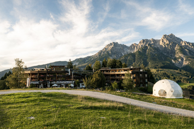 Die Forsthofalm liegt an der Nahtstelle zweier kontrastreicher Welten:Schroffe Leoganger Steinberge im Rücken – imposant und wild, Sanfte Kitzbüheler Alpen in Blickrichtung Süden – offen und weit. Diese besondere Lage ist ein echtes Highlight – visuell wie emotional.