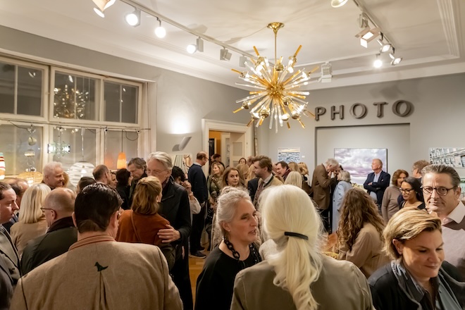 Stilvoller Auftakt zur Ausstellung „Road to Eternity“: Kunst, Gespräche und entspannte Atmosphäre in den Räumen der Galerie Reygers. Fotocredit: Matthias Rüby