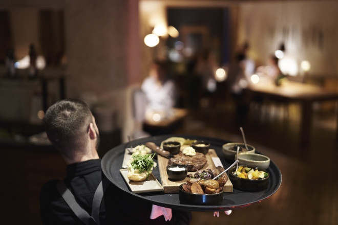 In der Forsthofalm bedeutet Halbpension mehr als ein klassisches Arrangement: Morgens ein reichhaltiges Frühstück mit Blick auf die Berge, abends kreative alpine Küche – und das ganz entspannt ohne feste Tischordnung: freie Platzwahl inklusive.