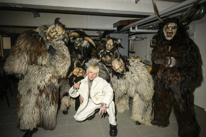 Die Krampusse des Rauschberg Pass Ruhpolding e.V. waren für Künstler Höller seine Tanz-Dämonen! Fotocredit: Andi Huber