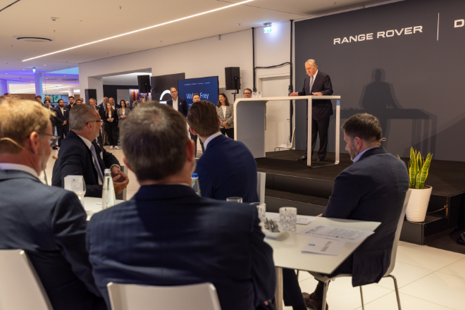 Walter Frey hat längst an die nächste Generation übergeben, doch für das Opening des neuen JLR-Markenhauses in München kam er extra aus München. Fotocredit: Ludwig Noack