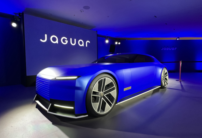 Der TYPE 00 markiert für Jaguar den Beginn einer neuen Ära als rein elektrischer Luxushersteller. Mit dramatischen Proportionen, einer langen Front und einer auffälligen Farbgestaltung soll das Modell die Konventionen des Elektroauto-Designs aufbrechen.