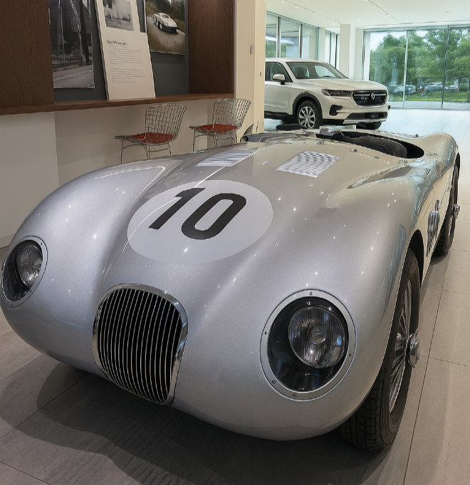 70 Jahre nachdem das letzte Exemplar 1953 des legendären C-Type-Rennwagens in Coventry gebaut wurde, nimmt Jaguar Classic die Produktion wieder auf.