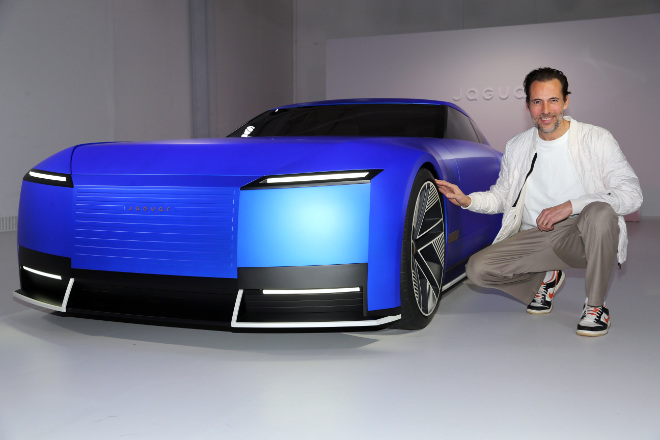 Moderator Alexander Mazza kam dem Jaguar TYPE 00 ganz nah. Photo Getty Images PR for Jaguar