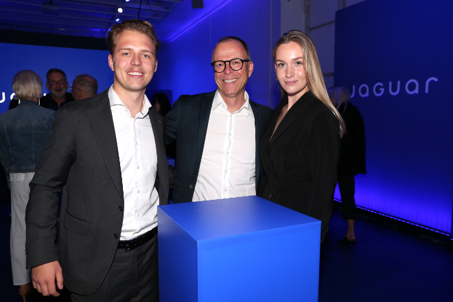 Joel Beckenbauer mit Marc Lee (Director Product Marketing Europe, JLR) und Jessica Martl. Photo Getty Images PR for Jaguar