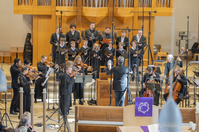 Vier Chöre, 16 Stimmen, 72 Sänger – der Tölzer Knabenchor ist weltweit einzigartig in seiner solistischen Mehrchörigkeit. Beim Bach-Konzert am 21. Juni 2025 wird jede Stimme von nur drei bis vier solistisch ausgebildeten Knaben und jungen Männern getragen.Fotocredit: Surin Cucui