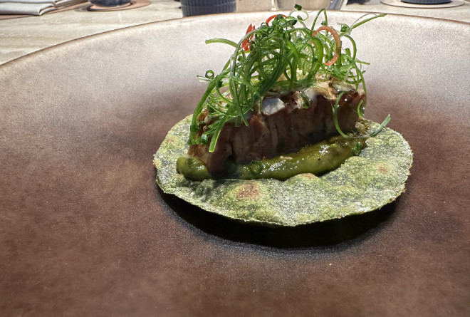 Gang No. 4 von insgesamt 8 Gängen: Brochette vom Milchkalb (Erdmantel, Chapati, Habanero). Man klappt das Brochette einfach zusammen udn isst es mit der Hand oder nimmt Besteck!