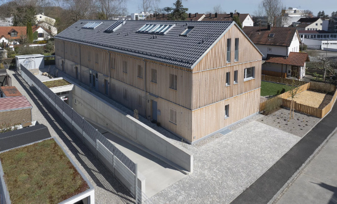 Das als Dreispänner konzipierte Haus besitzt ein Kellergeschoss mit Tiefgarage neues Wohnen im Alter