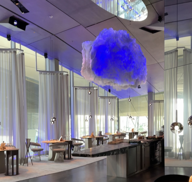 Luftiger und trotzdem intim: 42 Gäste können im The Cloud Restaurant Platz nehmen.