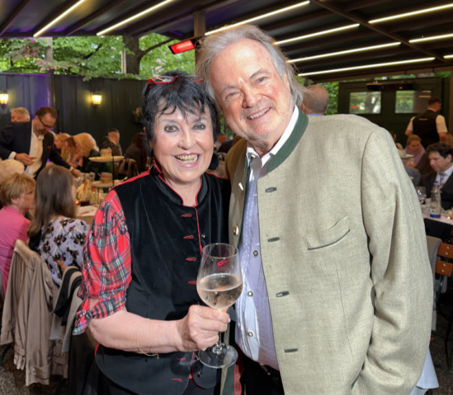 Uschi Ackermann mit Gerd Käfer's Neffe Thomas Käfer beim zweiten 'Ewigen Stammtisch' in seinem Lieblings-Biergarten Augustiner.