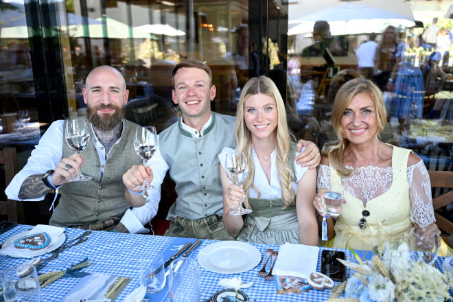 Dominic von Proeck (Leaders of AI), Selina Söder mit Freund Raphael Netz und Unternehmerin Dagmar Wöhrl luden zum Almauftrieb auf Gut Kaltenbrunn in Gmund am Tegernsee. Foto: Agency People Image (c) Michael Tinnefeld