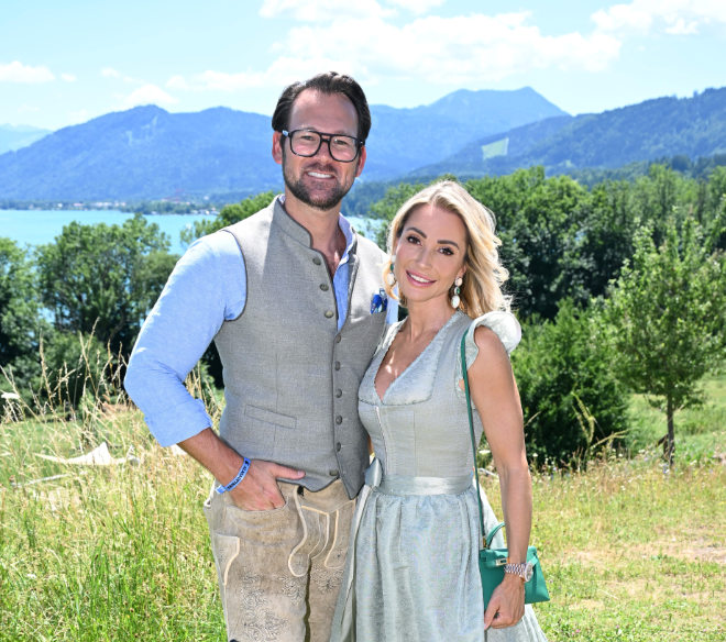 Kinga Mathe mit Mann Jakob Königslehner beim Almauftrieb Sommer Edition am Tegernsee am 29. Juni 2025. Foto: Frank Rollitz / ABR-Pictures für Kinga Mathe