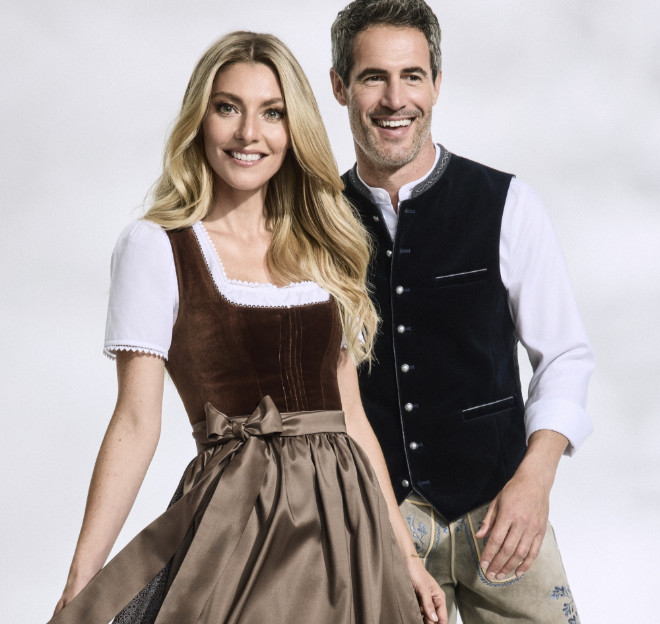 Das beliebte LODENFREY Wiesndirndl zeichnet sich auch 2025 durch modische Schlichtheit aus: Mieder aus Samt oder Leinen mit perfekt verarbeiteten Häkchenverschlüssen, gereihte Bahnenröcke und feine Baumwollstoffe mit zartem Ornamentmuster.